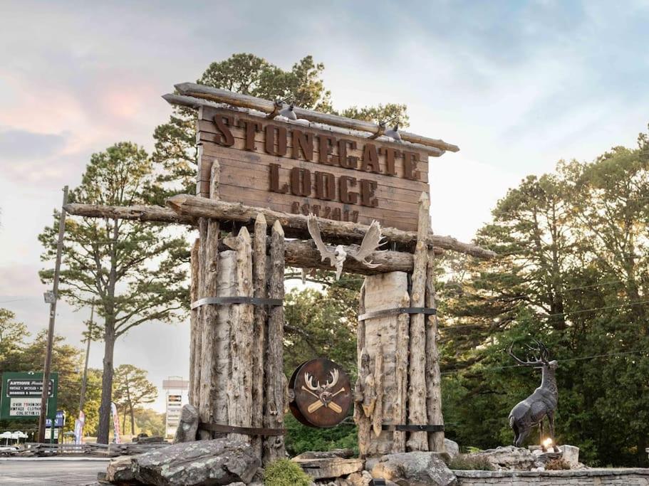 Stonegate Lodge 2 Queen Beds Fast Wifi 50In Tv Salt Water Pool Room # 305 Eureka Springs Exterior photo